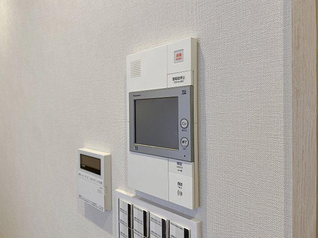 ライオンズステージ平井のセキュリティ|室内から訪問者の顔や様子を映像と音声でしっかり確認できるTVモニター付きインターホンを設置済みです。防犯性に優れ、お子様のお留守番時や一人で過ごす時間も安心感を持って快適にお過ごしいただけます。