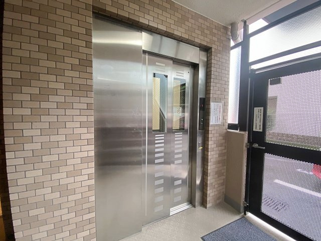 ライオンズステージ平井のその他共用部分|館内にはエレベーターが設置されており、お部屋のある最上階7階へもスムーズに移動していただけます。重いお荷物を持っている日やお買出し帰り、体調が優れない時でも快適に各階へアクセス可能です。