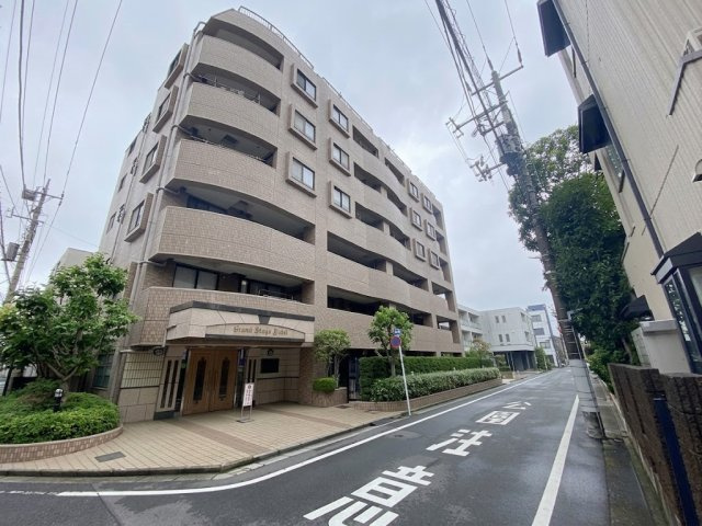 ライオンズステージ平井の外観|JR総武線「平井」駅徒歩5分の好立地に佇む、落ち着きと気品あるデザインが印象的なマンション外観です。周辺環境とも美しく調和し、駅近くでありながら快適で安心感のある暮らしを叶えてくれます。