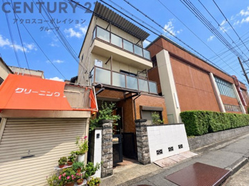 3階建ての住まいは、各階にバルコニーを備え開放感のある佇まい。落ち着いた外観と、都市部ならではの利便性を兼ね備えた住環境が魅力です。