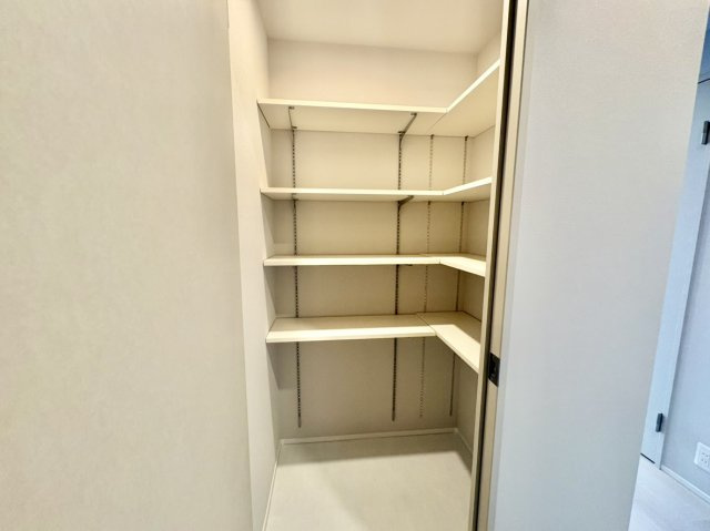 リベール住吉パークフィールドの収納|ご家族全員の靴をまとめて一括管理できる大容量のシューズインクローゼット。便利なL字型の可動棚を採用しており、お持ちの靴の高さや荷物の大きさに合わせて棚板の位置を細かく変更できる実用的な仕様です。