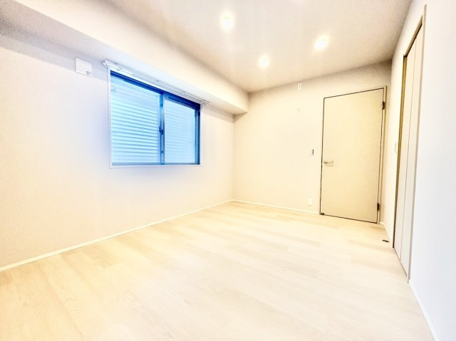 リベール住吉パークフィールドの洋室|大型のベッドを配置してもスペースにゆとりがある約6.9帖の広々とした洋室。すっきりとした四角い間取りのため、チェストやデスクなどの家具もレイアウトしやすく、主寝室に最適な一室です。