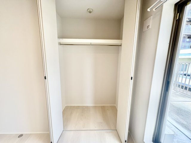 リベール住吉パークフィールドの収納|ハンガーパイプと枕棚付きで衣類や小物を一括収納できるクローゼット。荷物がすっきり収まるため居室内に余計な家具を置く必要がなく、約6.0帖の空間を無駄なくスマートに広く使える暮らしに嬉しい設備です。