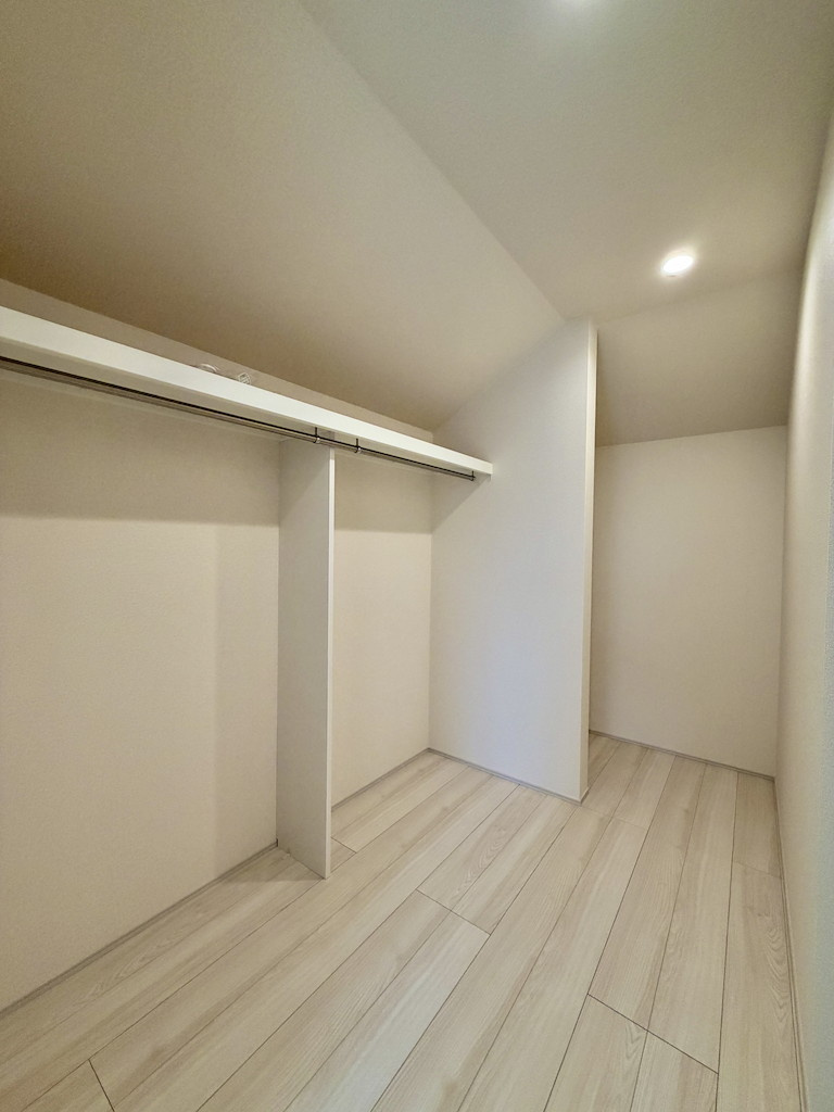 あきる野市野辺全８棟の収納|【WIC】洋服から大型荷物までしっかり収納できます。室内が片付き、毎朝の身支度もスムーズです。