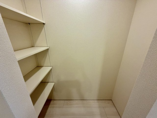 あきる野市野辺全８棟の収納|【パントリー】食料品のストックや調理器具をすっきり収納できるパントリー。買い置きが多くても安心です。