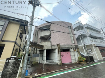 オートロック付きで外部から簡単に出入りが出来ない為安心です