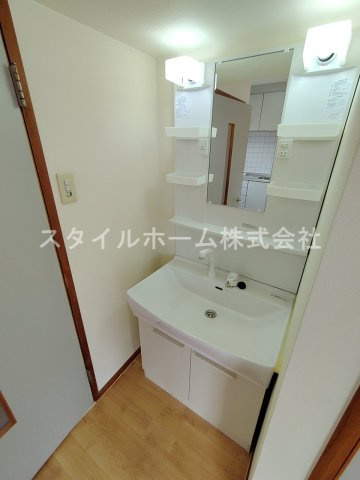 ヴィラスクエアⅠの洗面所|別部屋写真です。