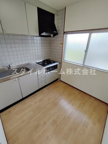 ヴィラスクエアⅠのキッチン|別部屋写真です。