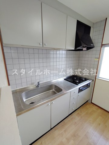 ヴィラスクエアⅠのキッチン|別部屋写真です。