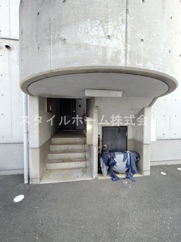 ヴィラスクエアⅠのエントランス|別部屋写真です。