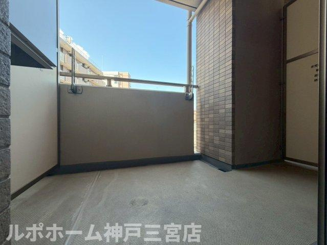 エステムコート三宮駅前ラ・ドゥーのバルコニー