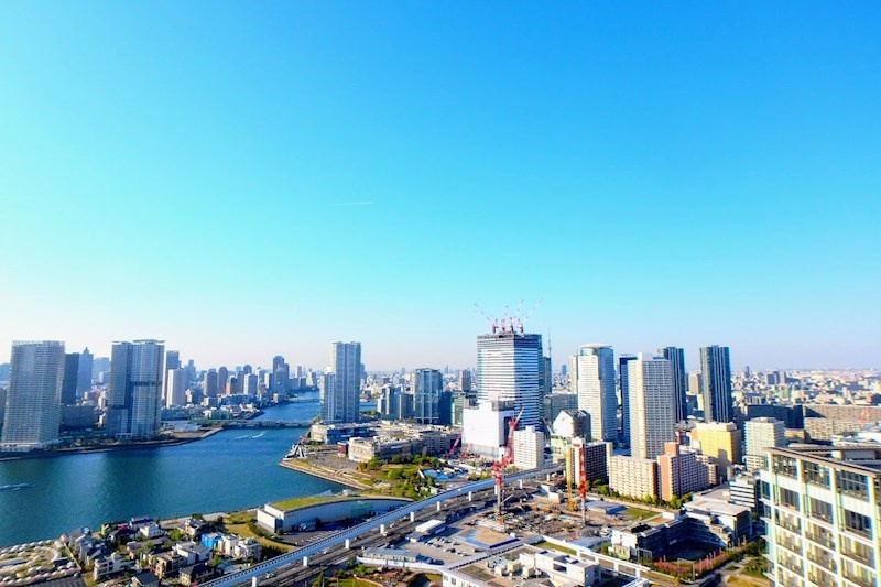 バルコニーより東京スカイツリーを望む