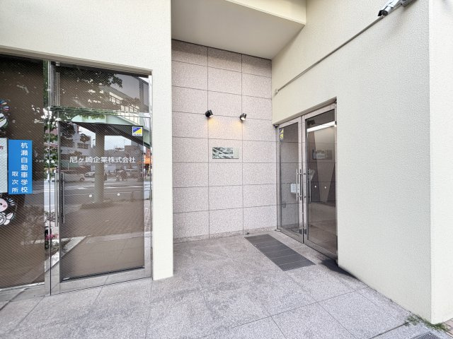 シャンブル杭瀬のエントランス