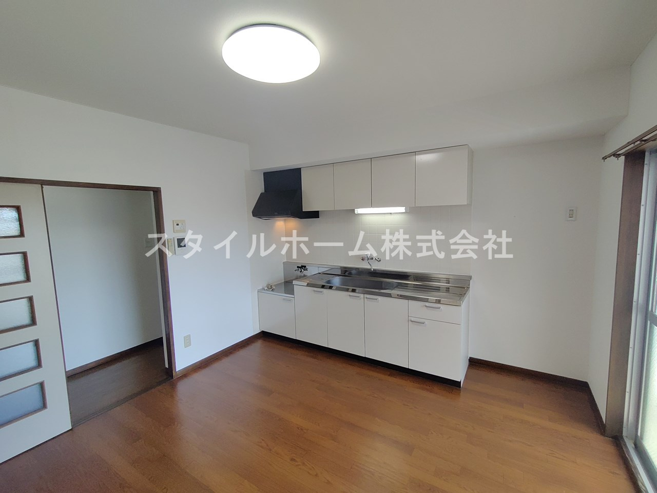 ドミール92の居間・リビング|同建物内別部屋の写真です。