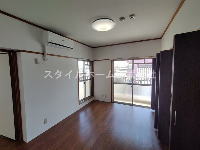 ドミール92の居間・リビング|同建物内別部屋の写真です。