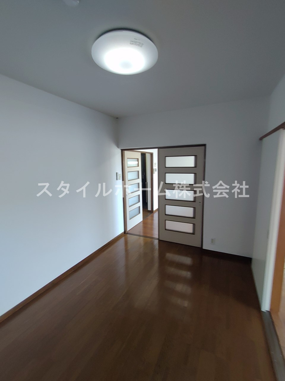 ドミール92の居間・リビング|同建物内別部屋の写真です。