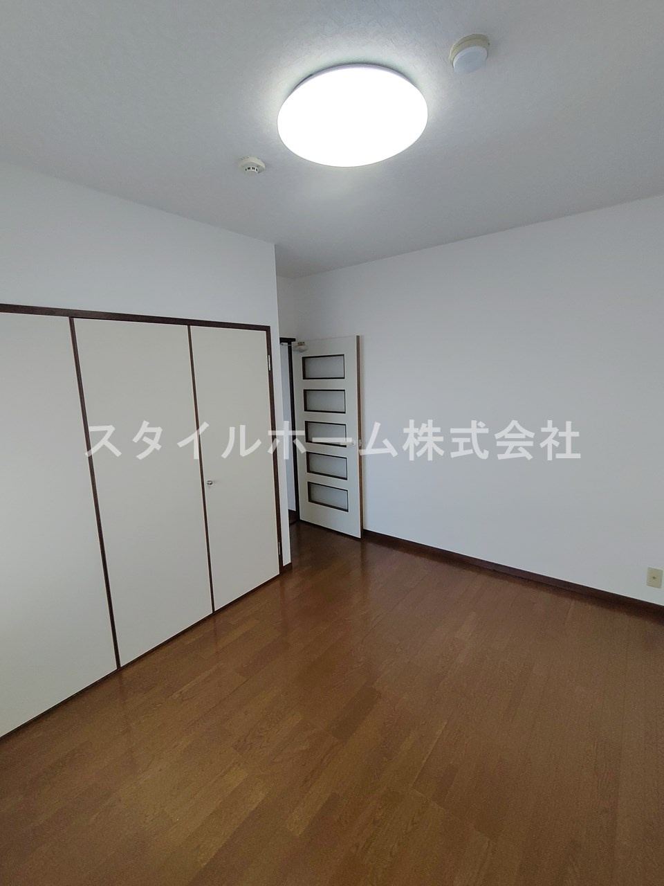 ドミール92の居間・リビング|同建物内別部屋の写真です。