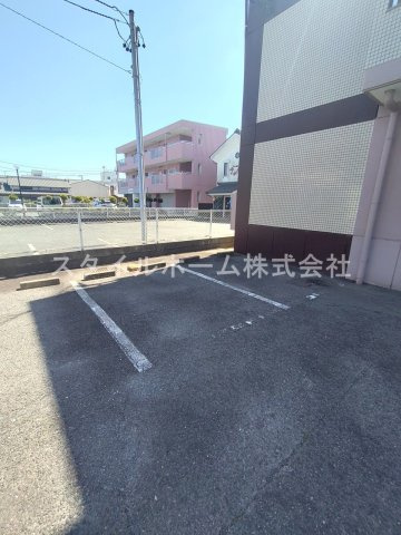 ドミール92の駐車場|同建物内別部屋の写真です。