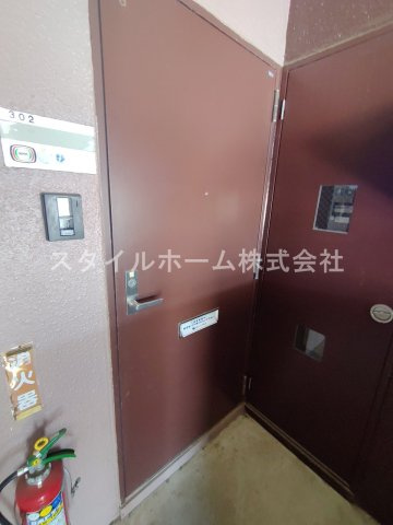 ドミール92の玄関|同建物内別部屋の写真です。