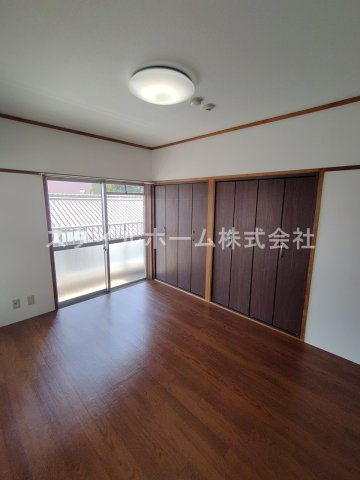 ドミール92の居間・リビング|同建物内別部屋の写真です。