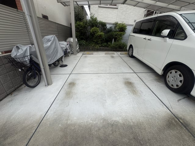 CREST緑地の駐車場