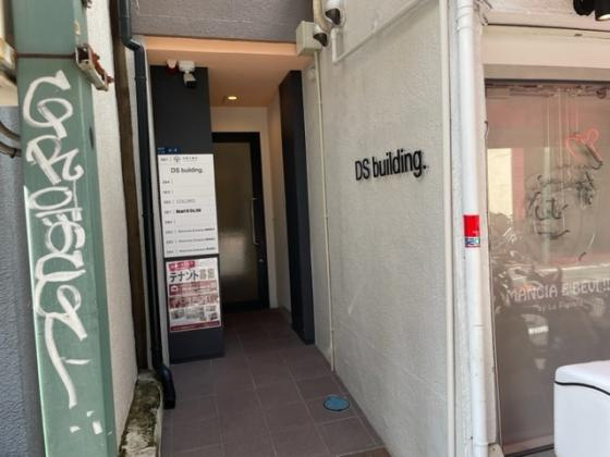 大阪市中央区本町３丁目の店舗一部のエントランス