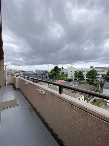 グランドヴィラ津田沼のバルコニー|面積12.75㎡のバルコニーは南向きにつき日当たり・通風ともに良好で、お洗濯物も気持ちよく乾きます。最上階ならではの心地よい風を感じながら、爽やかで開放的なひとときをお過ごしいただけます。