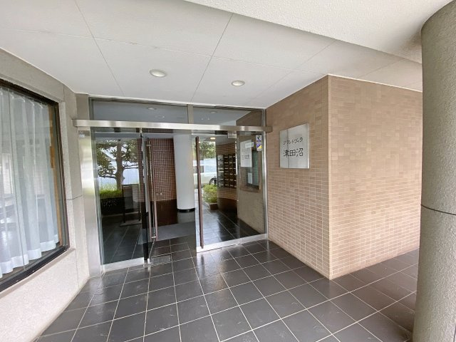 グランドヴィラ津田沼|落ち着きと気品を感じさせるエントランスアプローチです。綺麗に整備されたフラットな動線設計となっており、住まう方や訪れるお客様を優しく心地よく出迎えてくれる美しく高級感のある空間です。