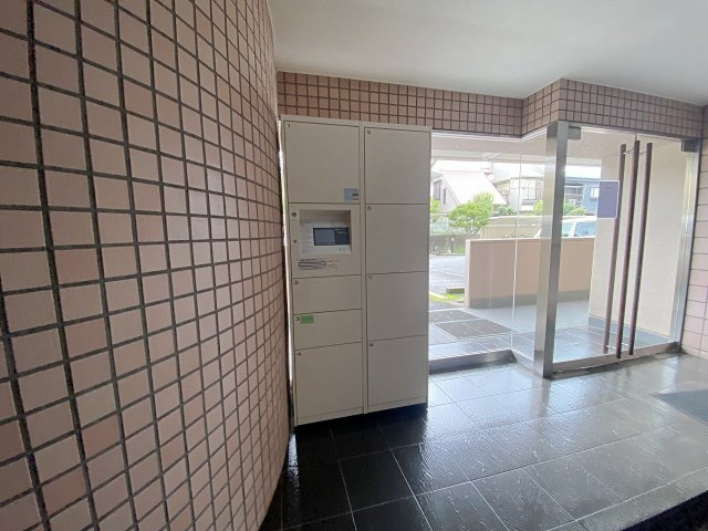 グランドヴィラ津田沼の設備|ご不在時でも24時間いつでもお荷物を受け取れる便利な宅配ボックスを共用部に完備しています。日中お仕事でお忙しい方や外出が多いご家庭でも、再配達の手間なくスムーズに荷物が届いて重宝します。