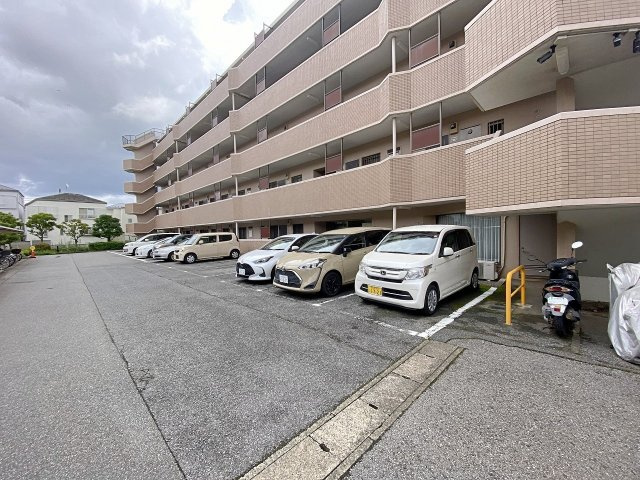 グランドヴィラ津田沼の駐車場|敷地内にはしっかりと整頓された駐車場スペースを確保しています。お車の出し入れがスムーズに行える使い勝手の良い設計で、愛車を身近に保管でき週末のお出かけやお買い物時の移動も快適にサポートします。