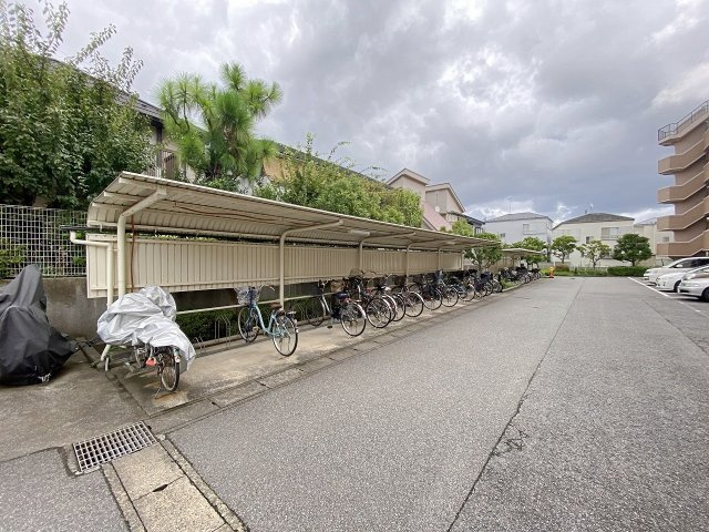 グランドヴィラ津田沼の駐輪場|屋根付きで大切な自転車を雨風からしっかり守れる駐輪場スペースです。きれいに区画整理されており出し入れもスムーズに行えます。通勤・通学や日常のお買い物など毎日の移動を快適にサポートします。