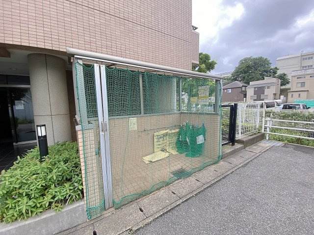グランドヴィラ津田沼のその他共用部分|敷地内には整理整頓された専用のゴミ捨て場を備えています。日常のゴミ出しがスムーズに行え、清潔に保たれた共有空間により、快適でストレスのない衛生的な居住環境がしっかりと整備されています。