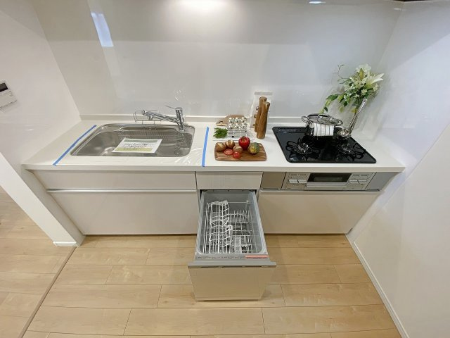 グランドヴィラ津田沼の発電・温水設備|毎日の家事負担を大幅に軽減してくれる便利な食器洗浄乾燥機を完備。食後の食器洗いをスマートにサポートし、手荒れの心配もなく節水・時短にも貢献してくれる大変魅力的なキッチン設備です。