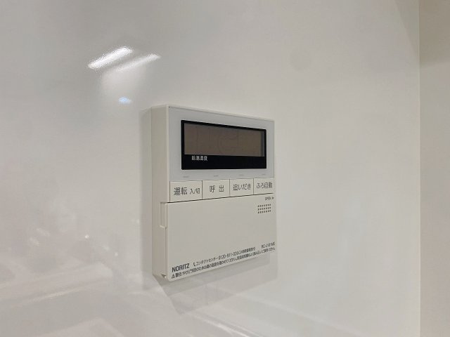 グランドヴィラ津田沼の発電・温水設備|ワンタッチで操作可能な追い焚き機能付きのリモコンを設置しています。いつでも温かいお湯で快適なバスタイムを楽しめます。日々の家事や生活をサポートする便利で実用的な設備仕様となっています。