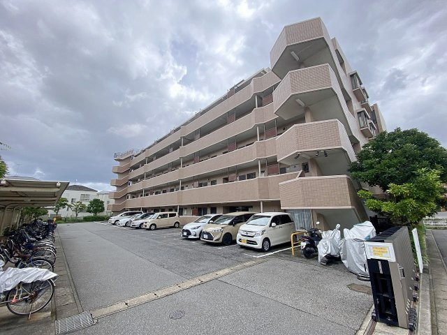 グランドヴィラ津田沼の外観|落ち着きと気品を感じさせる高級感あふれるタイル張りの外観です。周辺の閑静な住宅街とも美しく調和し、最上階角部屋ならではの良好な日当たりと心地よい風を感じながら快適にお過ごしいただけます。