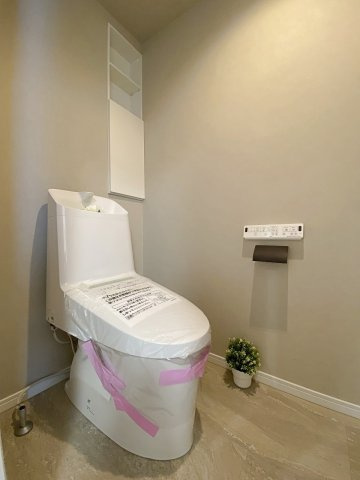 グランドヴィラ津田沼のトイレ|快適な温水洗浄便座付きのトイレ設備へ新規交換いたしました。掃除がしやすく清潔感あるデザインに仕上がっており、衛生面にも配慮された空間で毎日気持ちよく快適にご利用いただけます。