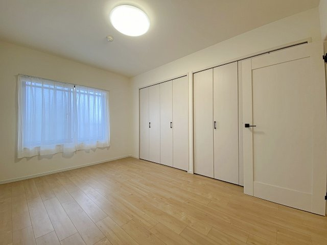 グランドヴィラ津田沼の寝室|6.8帖の洋室は、主寝室としてもゆったり使える開放的なお部屋です。クローゼットを備えており、お部屋のスペースを有効に活用しながら、お気に入りの衣類や荷物をすっきりと整理収納できます。