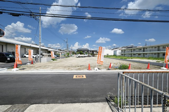 摂津市新在家1丁目売り土地｜全10区画分譲予定の外観|現地西側から撮影した写真です。陽当たり良好な立地です。詳しくはお気軽にお問い合わせください。