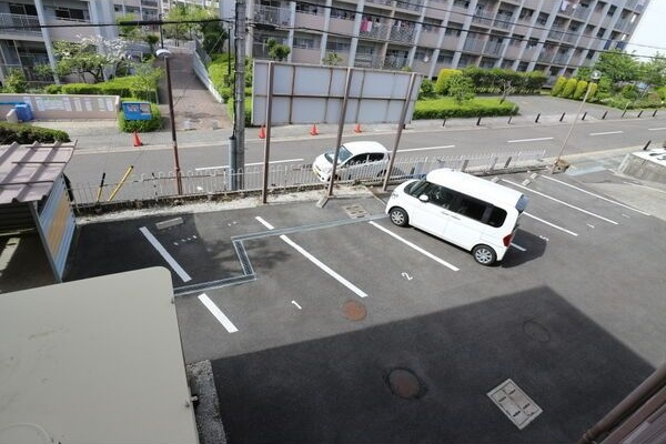 明宝マンションの駐車場