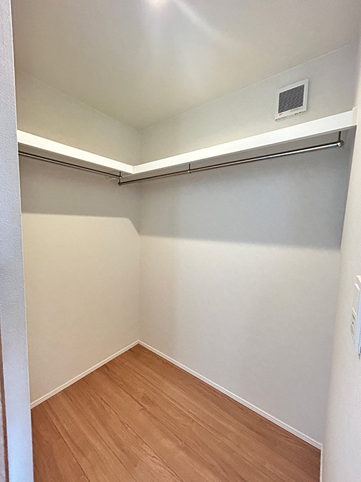 名古屋市西区児玉２丁目の中古一戸建の収納|◇ウォークインクローゼット◇　　洋服や大きな荷物が片付く大容量収納♪