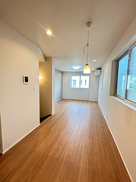 名古屋市西区児玉２丁目の中古一戸建の居間・リビング|◇リビング◇　　明るいリビング約１５．２９帖　大きな窓の開放感のある空間♪　エアコン付き！