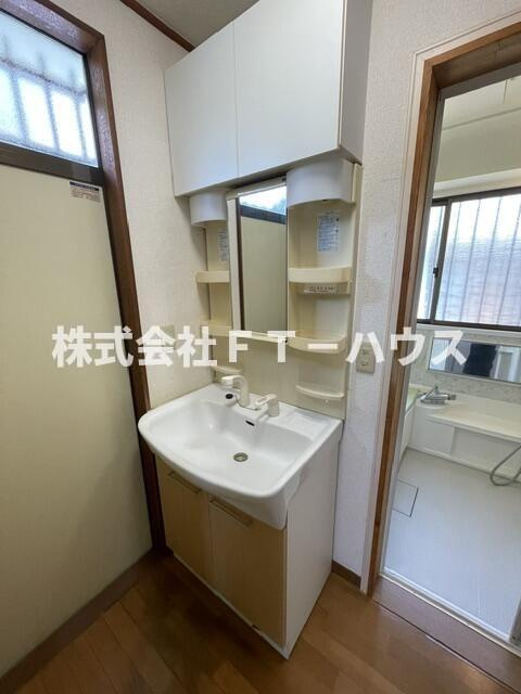 田島貸家の独立洗面台