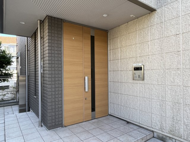 メゾン白樺中野坂上Ｔ棟のエントランス