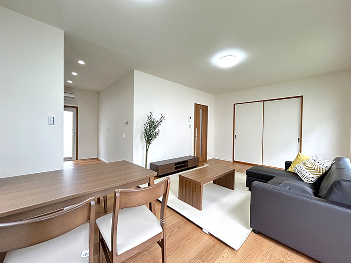 名古屋市名東区上菅２丁目の中古一戸建の居間・リビング|◇リビング◇　　南西向きで明るいリビング約１５．０帖　ニトリ家具付き！　お引渡し後すぐご利用いただけます♪