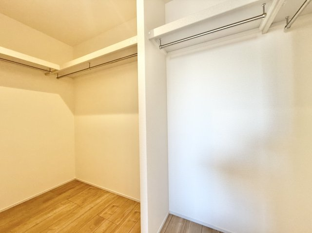 新築戸建　西宮市生瀬東町の収納|3階寝室7.5帖にはWIC完備。衣類をたっぷり掛けられ、毎日のコーディネートも楽しく選べます♪