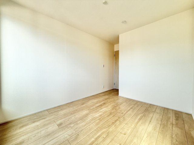 新築戸建　西宮市生瀬東町の子供部屋|3階子供部屋5.7帖　2面採光で明るく風通しも◎ ベッドやデスクをゆったり置け、勉強に集中できます。