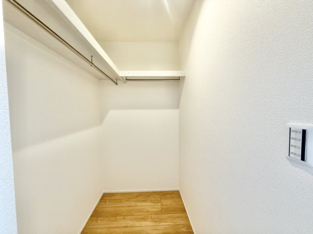 新築戸建　西宮市生瀬東町の収納|3階洋室5.7帖にもWIC完備。ハンガーパイプ付きで季節の荷物もまとめて収納でき室内を広く使えます。