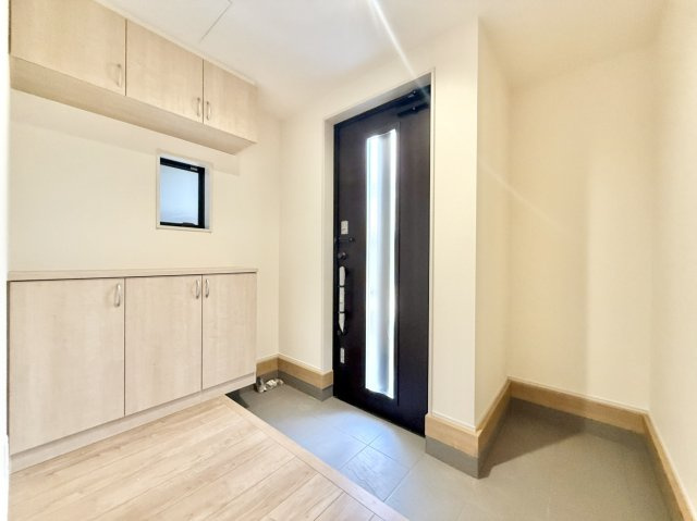 新築戸建　西宮市生瀬東町の玄関|温かみのある木目調のシューズボックス完備。お隣のSICにはアウトドア用品、ベビーカー等も収納可能。