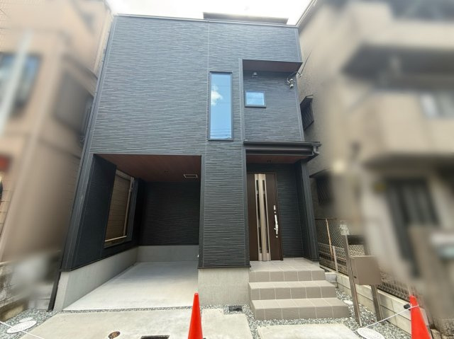 新築戸建　西宮市生瀬東町の駐車場|天候を気にせず出し入れできるビルトインガレージ付き。愛車の保管はもちろん、作業スペースにも活用可能。
