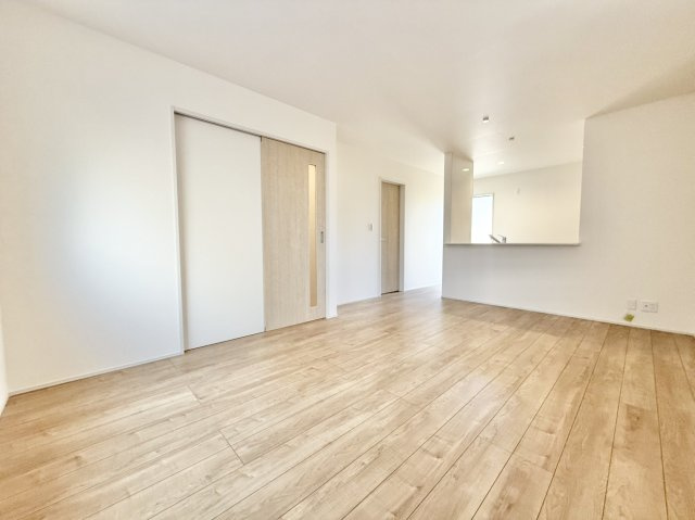 新築戸建　西宮市生瀬東町の居間・リビング|カウンターキッチン付き。大型ソファやダイニングセットをゆったり置ける、家具のレイアウトがしやすい空間です。